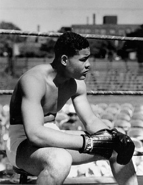 Joe Louis waits for another round