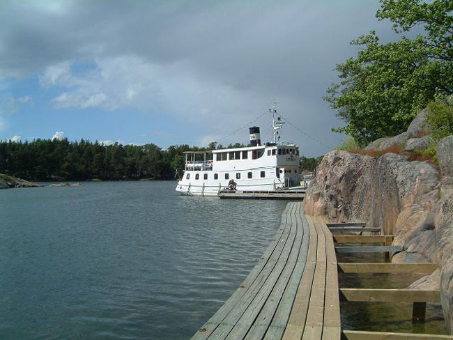 A big boat arriving